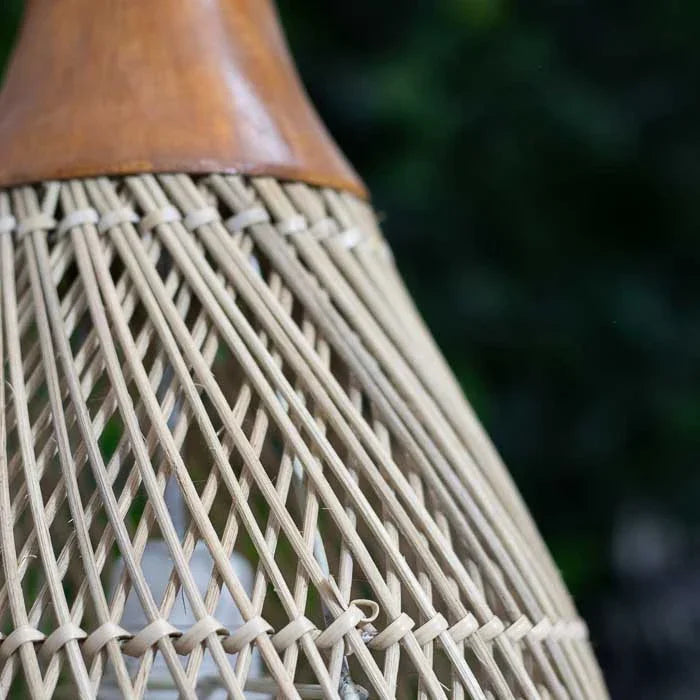 Iluminação boho com trama de rattan, ideal para criar luz suave e ambiente acolhedor.