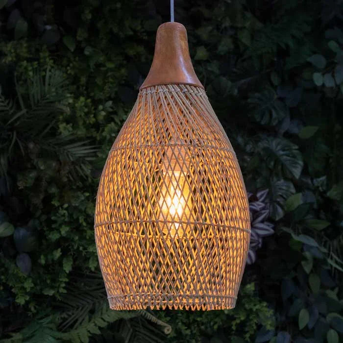 Lustre suspenso em fibra vegetal da Indonésia com acabamento natural e toque rústico.
