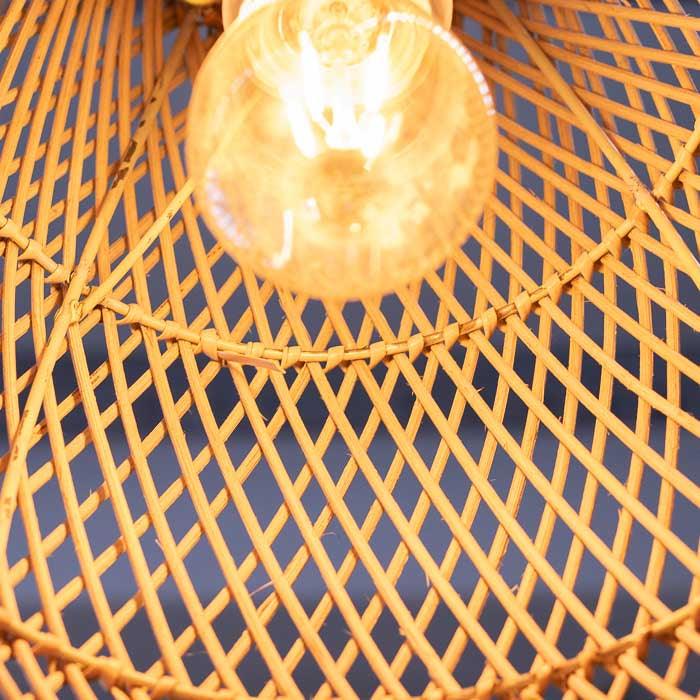 Luminária Cahaya feita à mão em Bali, perfeita para decorações tropicais e contemporâneas.