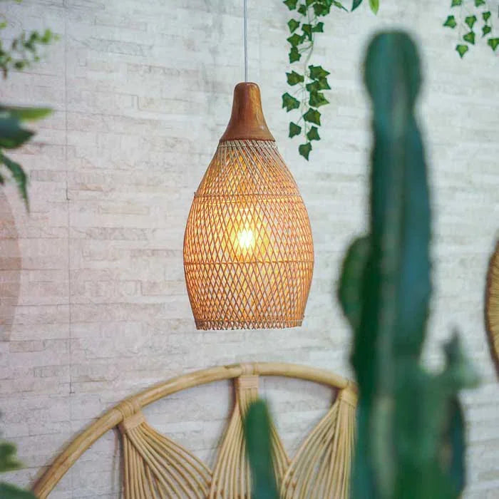 Luminária pendente em rattan artesanal com visual natural e elegante, unindo funcionalidade e estética tropical