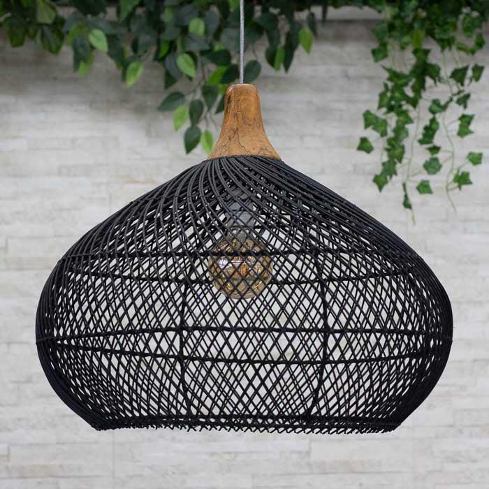 Lustre em rattan natural feito à mão em Bali com design leve e iluminação suave.