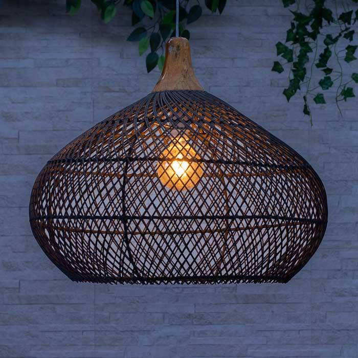 Iluminação suspensa com textura natural e visual orgânico para ambientes aconchegantes.