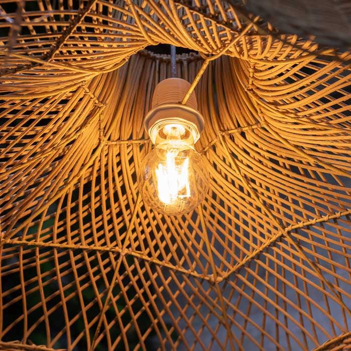 Lustre artesanal com trama leve e orgânica, projetando luz difusa e acolhedora.