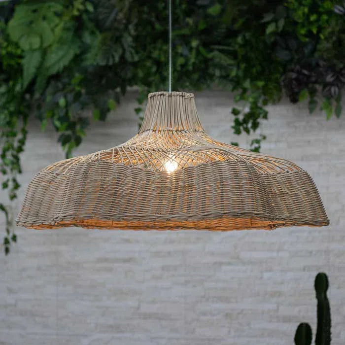 Luminária em rattan artesanal com fibras naturais trançadas