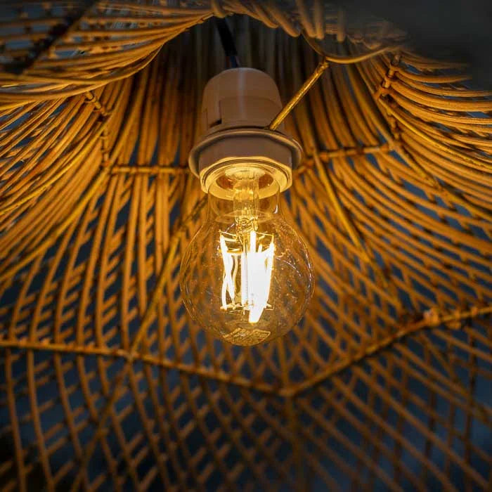 Objeto decorativo suspenso com luz suave e estilo tropical