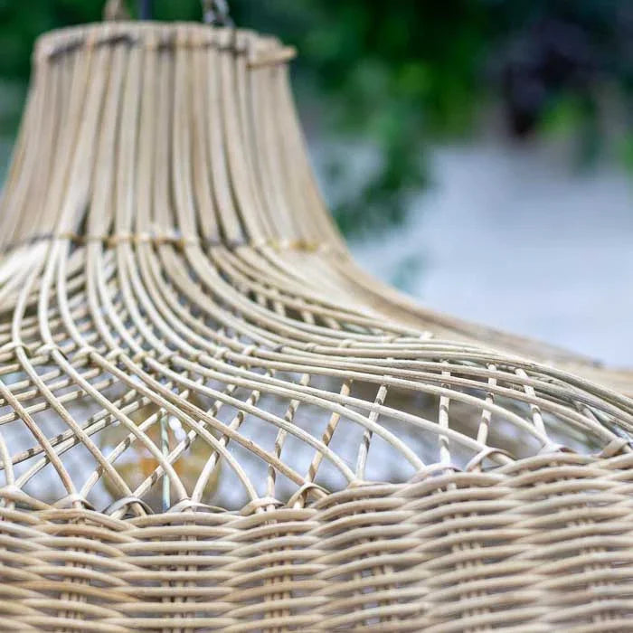 Peça de iluminação artesanal em rattan com design de Bali