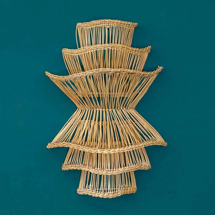 Arandela artesanal em rattan natural, feita à mão em Bali com estrutura leve e design boho.