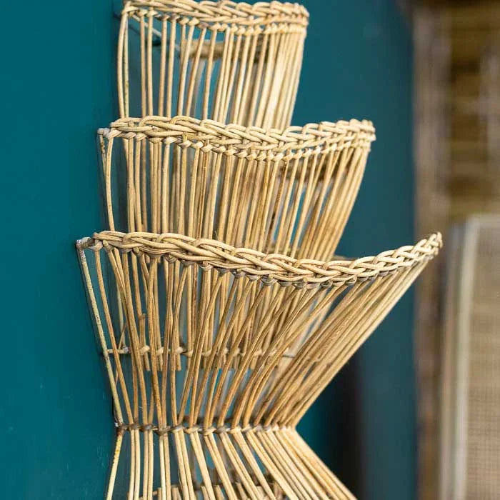 Iluminação decorativa de parede com trama em fibra vegetal e projeção de luz suave.