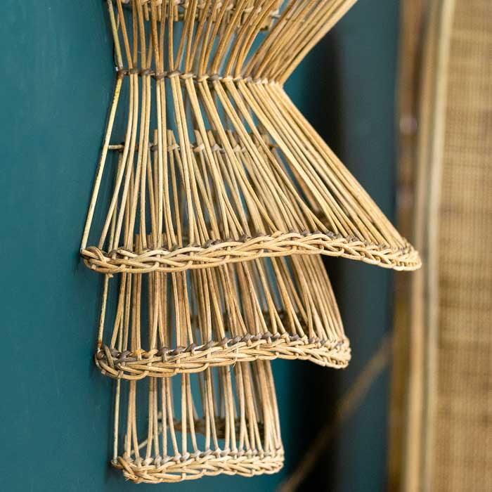 Peça de rattan com acabamento artesanal, ideal para ambientes com estilo natural e acolhedor.