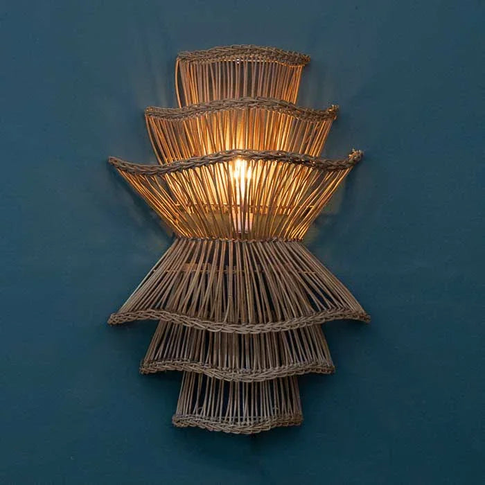 Arandela Ubud com design balinês, perfeita para composições tropicais ou étnicas.