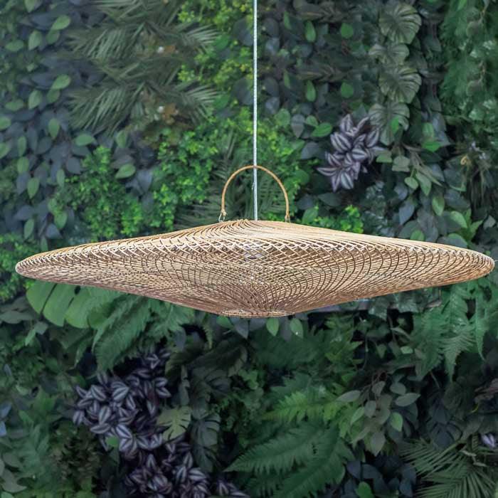 Luminária suspensa em rattan natural feita à mão em Bali com estrutura orgânica e leve.
