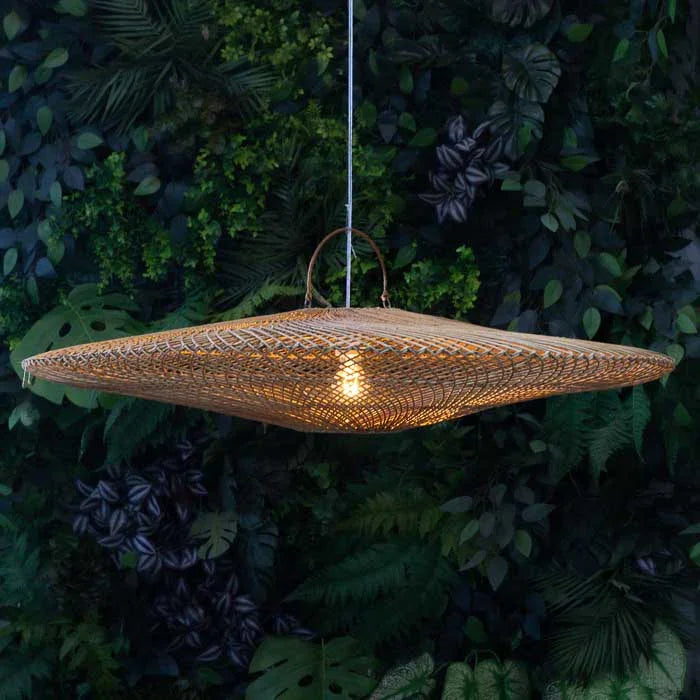 Iluminação pendente em fibra vegetal com estética natural e luz suave.