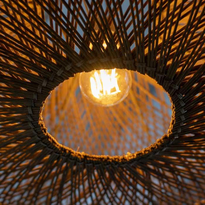 Peça artesanal de Bali com estilo boêmio, feita com rattan e acabamento manual.