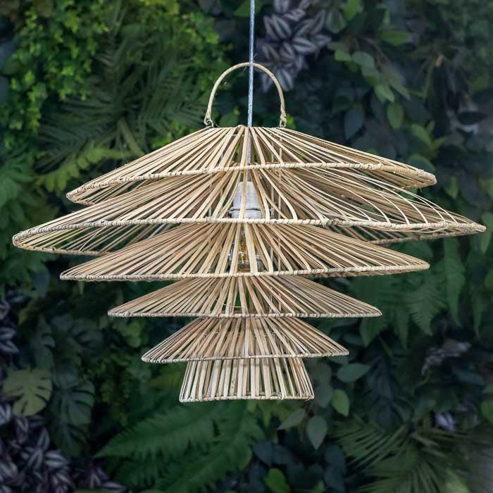 Luminária Agni feita à mão em Bali com rattan natural e visual boho.