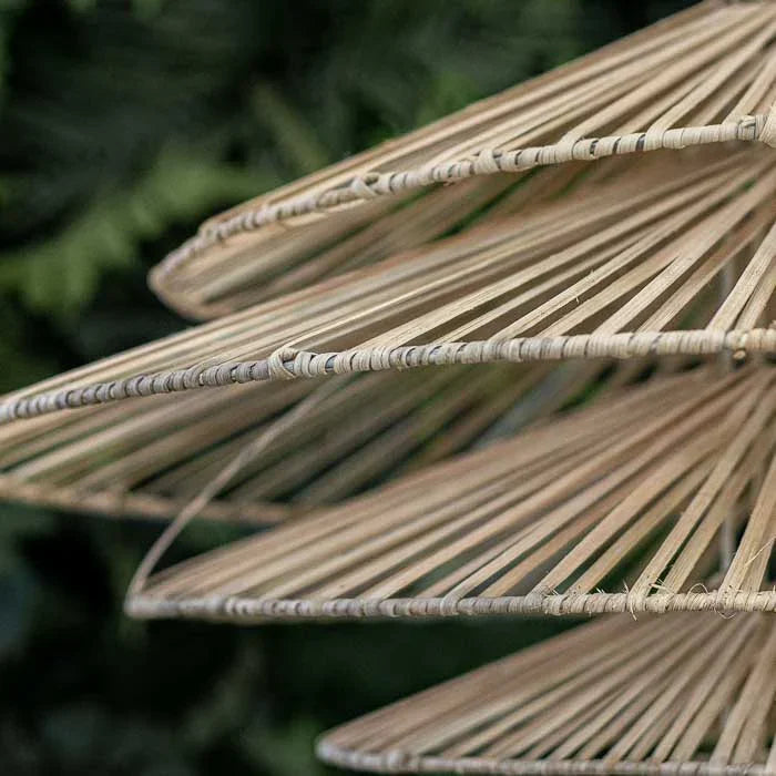 Lustre decorativo pendente com estrutura orgânica e acabamento artesanal.