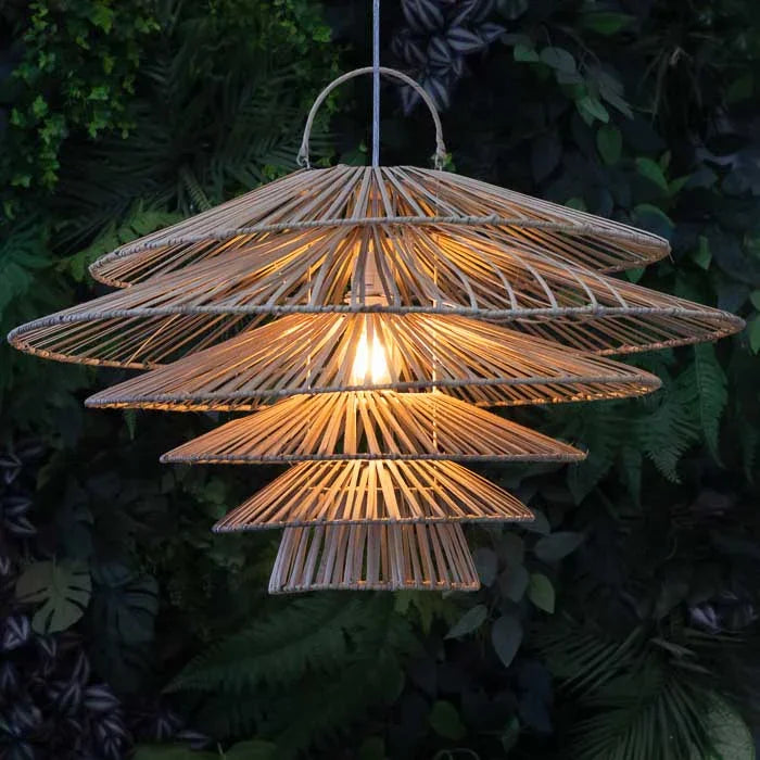 Iluminação em fibra vegetal com trama leve, ideal para salas e varandas.