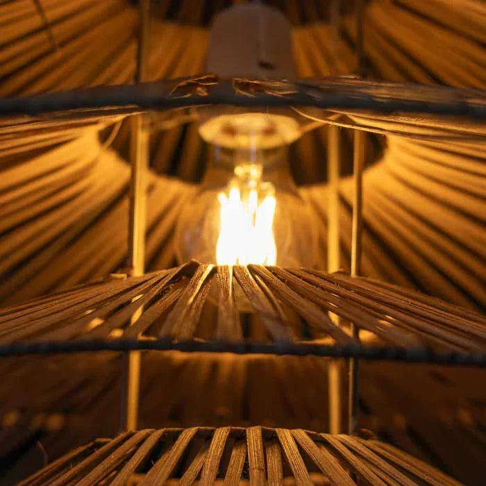 Objeto de iluminação com toque tropical, feito em Bali com rattan natural.