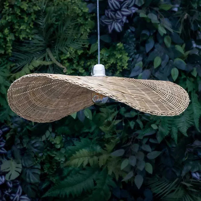 Luminária Indah feita à mão em Bali com rattan natural e estilo boho.