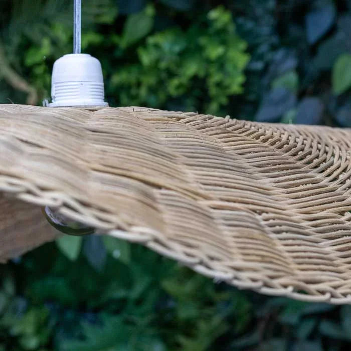 Lustre pendente com trama artesanal e luz suave para ambientes acolhedores.