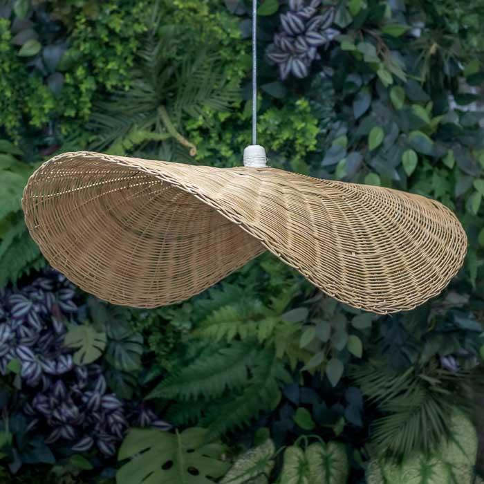 Lustre em rattan com toque tropical, perfeito para composições descontraídas.