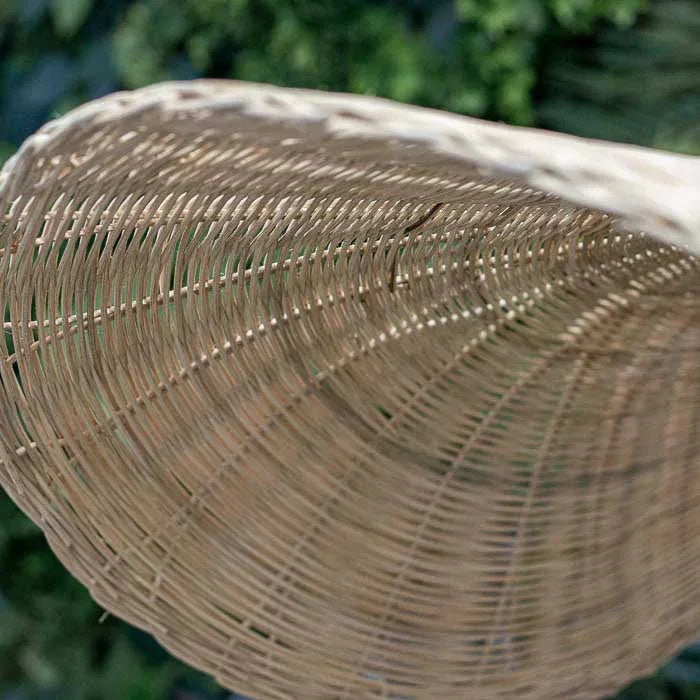 Luminária artesanal balinesa com visual leve e estética orgânica.