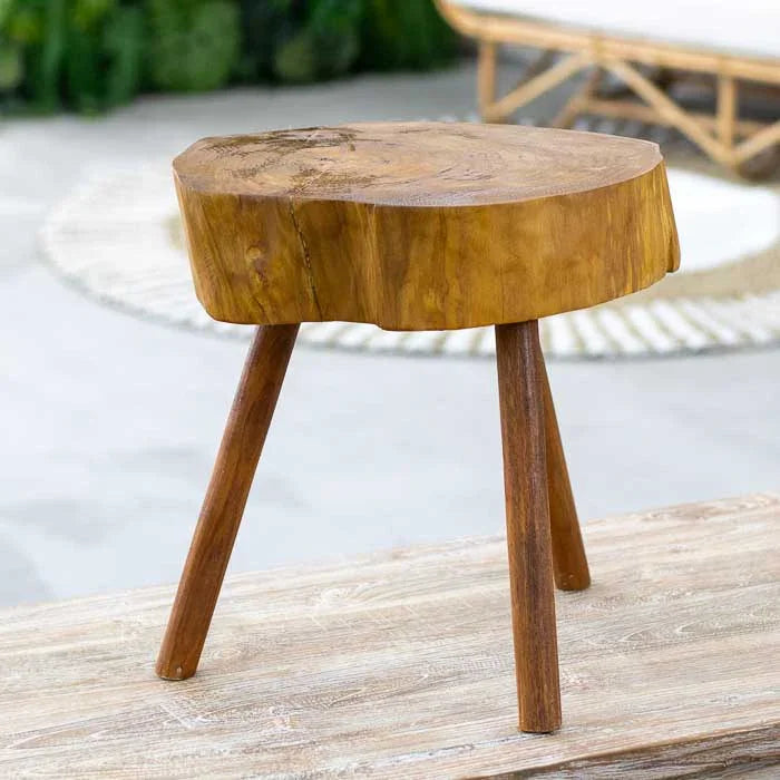 Banco artesanal com curvas suaves e base firme para apoio