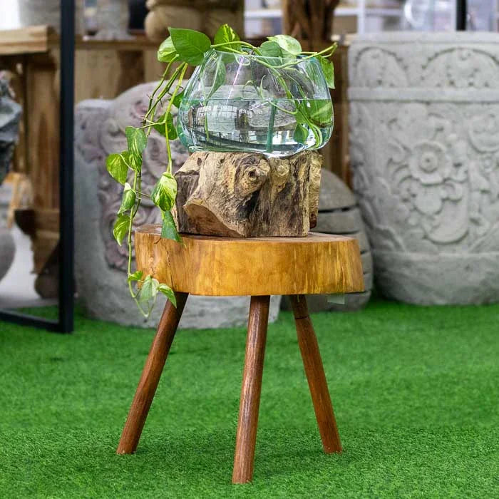 Banqueta de madeira pequena com forma fluida e artesanal