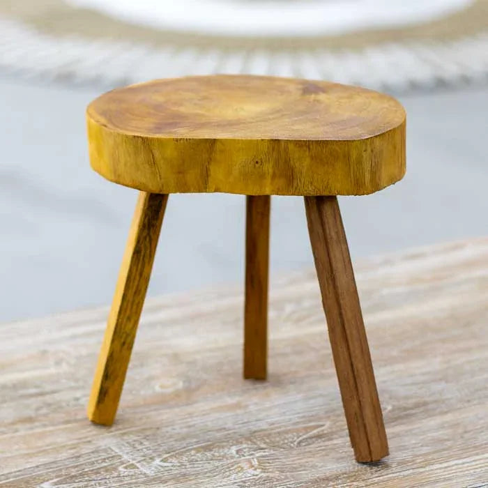 Banquinho de madeira com formato assimétrico e pés fixos