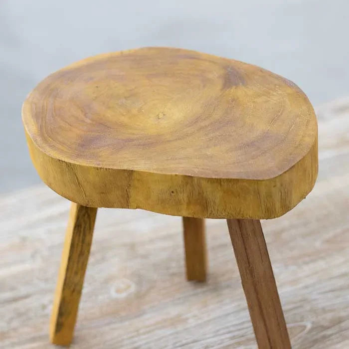 Banco baixo de madeira envernizada com assento irregular