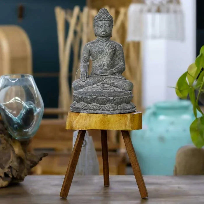 Banco orgânico de madeira com três pernas retas e assento curvo