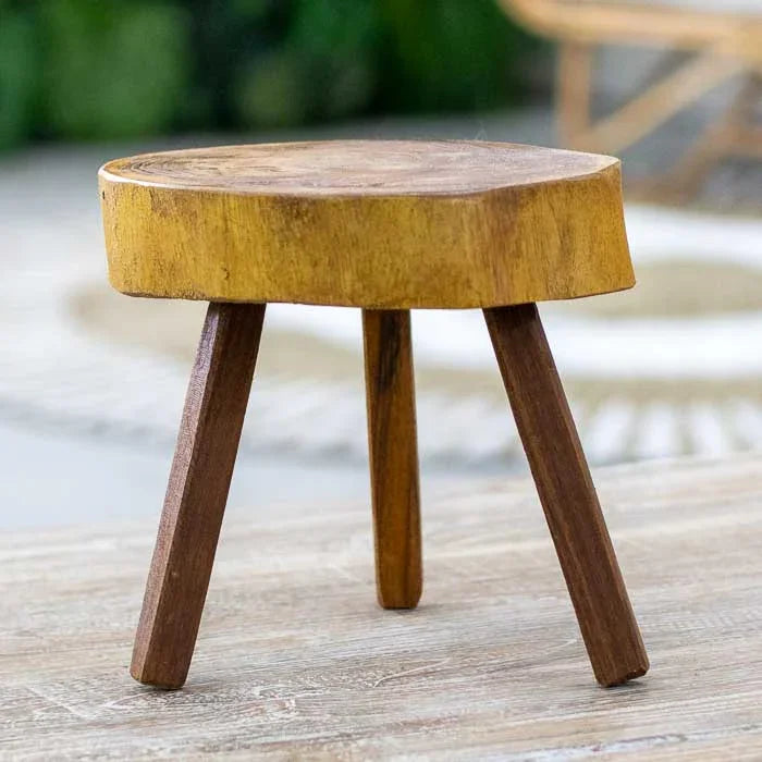 Banqueta pequena com formato natural e acabamento envernizado