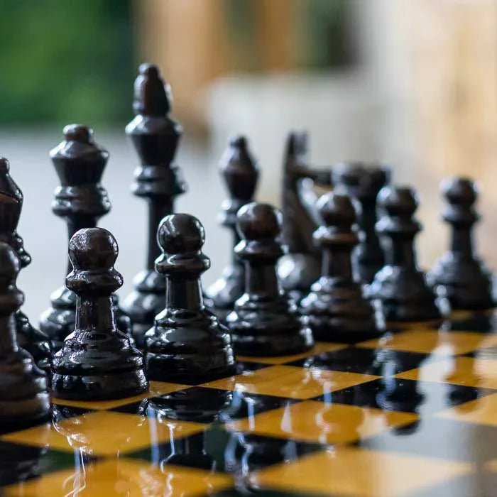 Peças de xadrez em resina com formas tradicionais e toque moderno