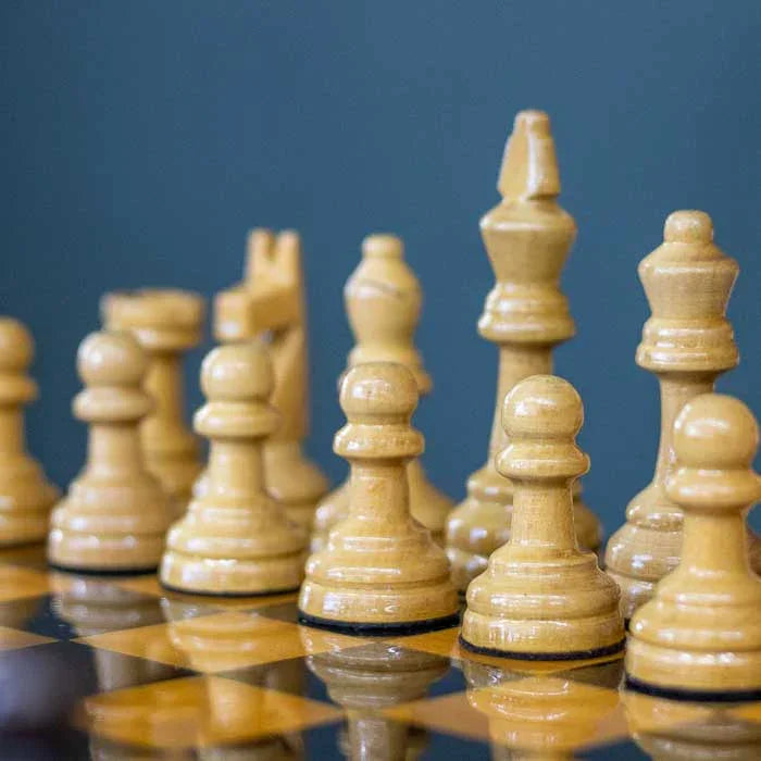 Jogo de tabuleiro com acabamento artesanal e estilo brasileiro