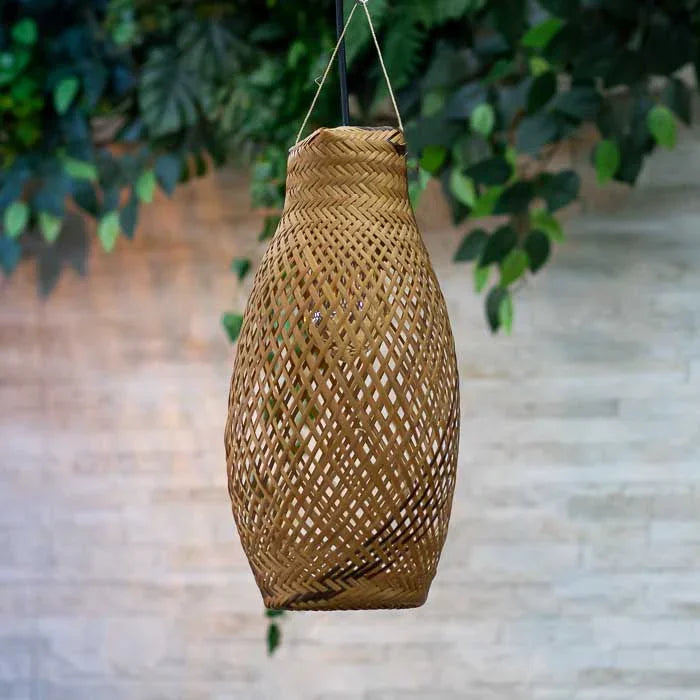 Luminária de fibra vegetal produzida manualmente por artesãos Tikuna.
