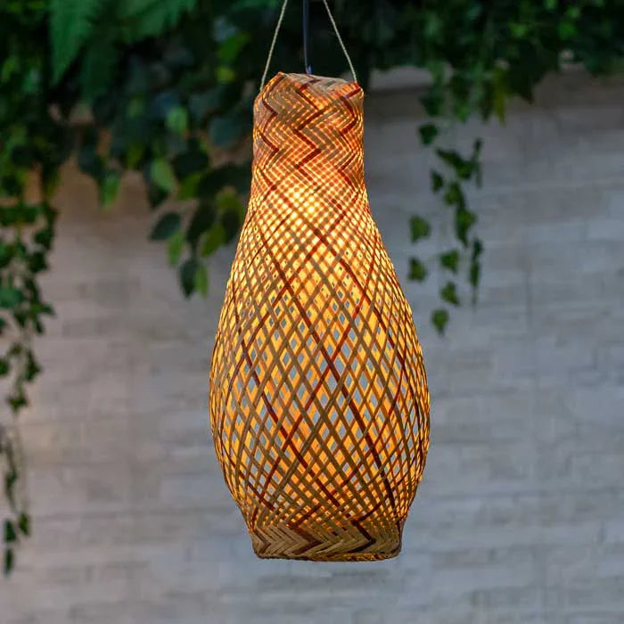 Luminária artesanal com fibra natural e design leve e sustentável.