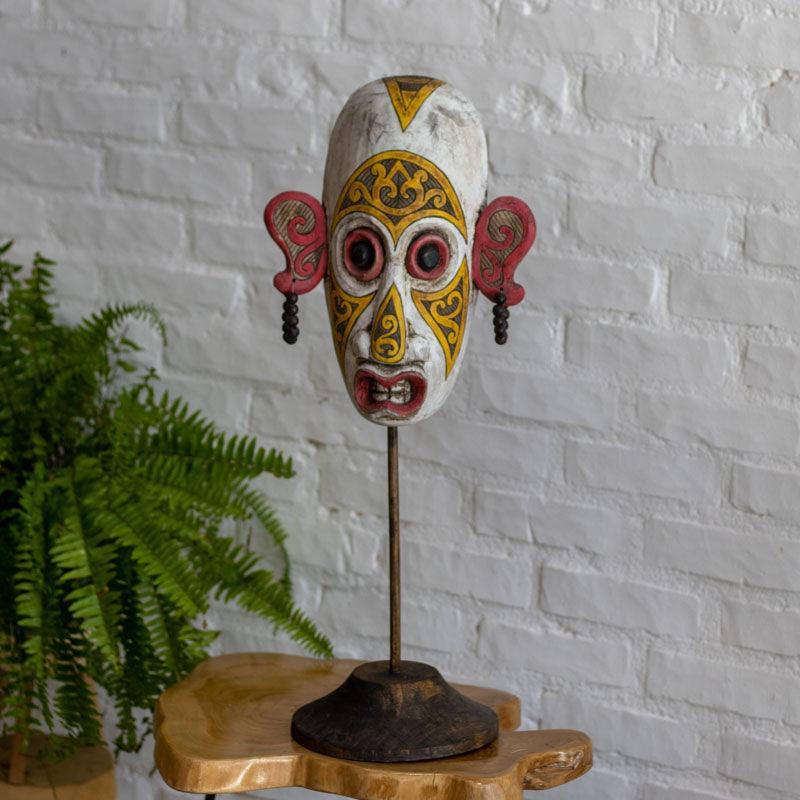 Máscara de estilo Pejuang sobre suporte metálico, uma obra de arte única para colecionadores de peças tribais.