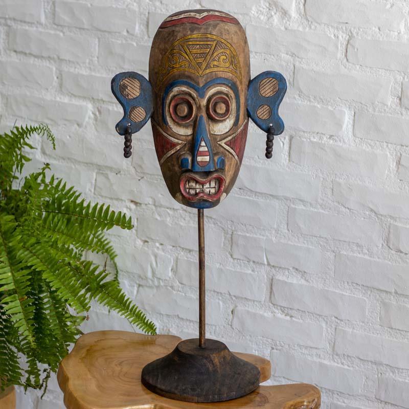 Escultura artesanal resistente com detalhes de pintura étnica, garantindo exclusividade absoluta para o lar.