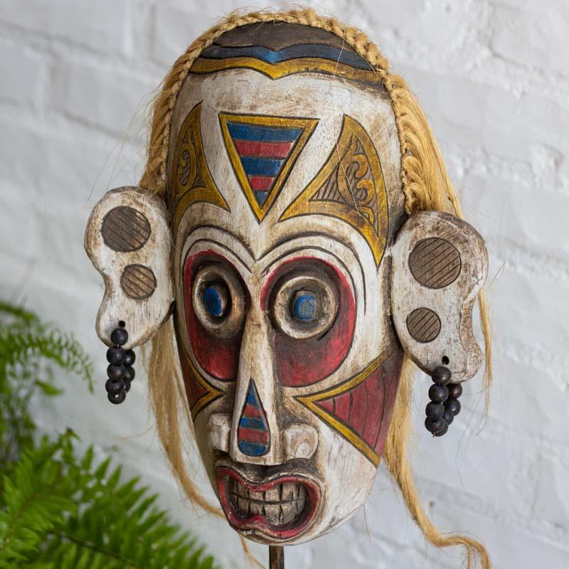Objeto de arte mística: máscara tribal em madeira Albizia com suporte, ideal para compor nichos e estantes.