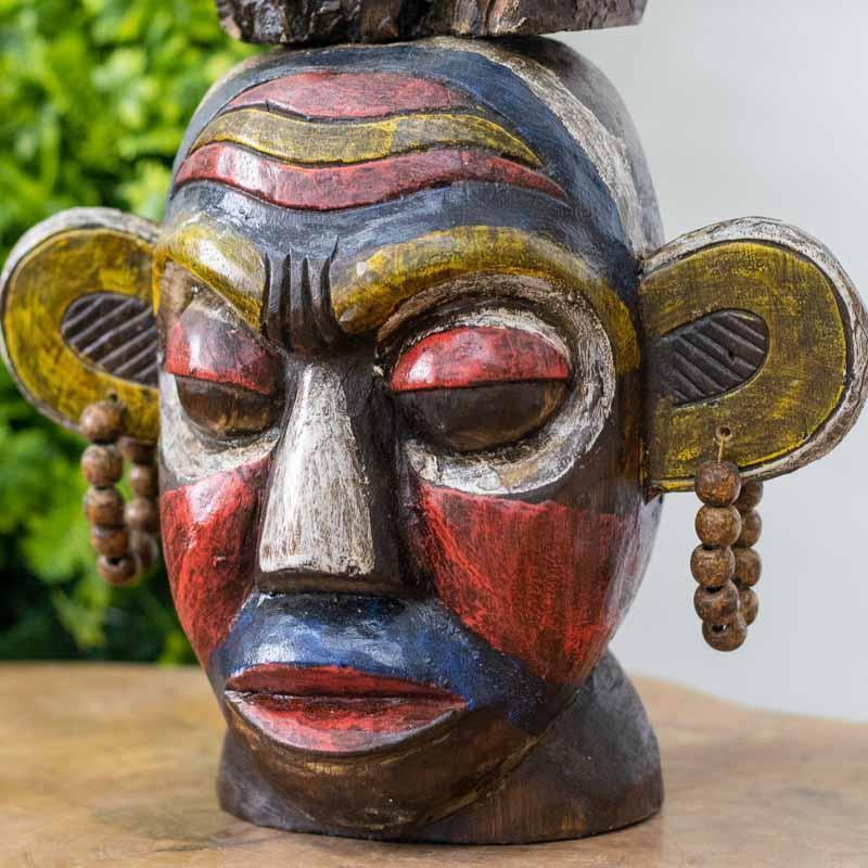 Máscara tribal de Bornéu esculpida em madeira colorida com um terrário de vidro soprado artesanalmente no topo.