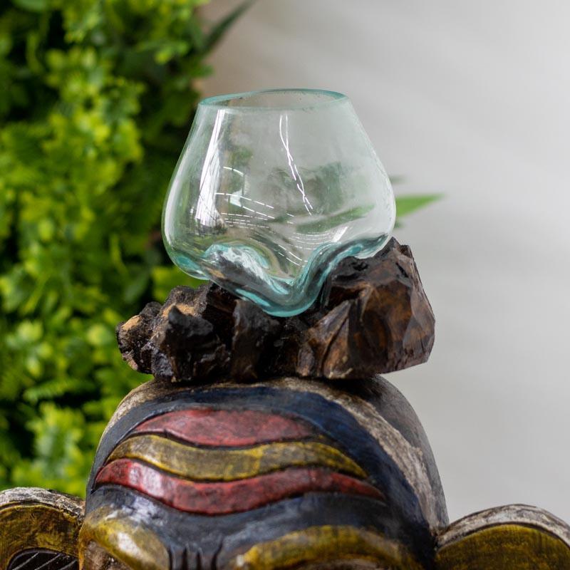Máscara decorativa de 30cm com vaso de vidro orgânico para suculentas, integrando arte tribal e natureza.