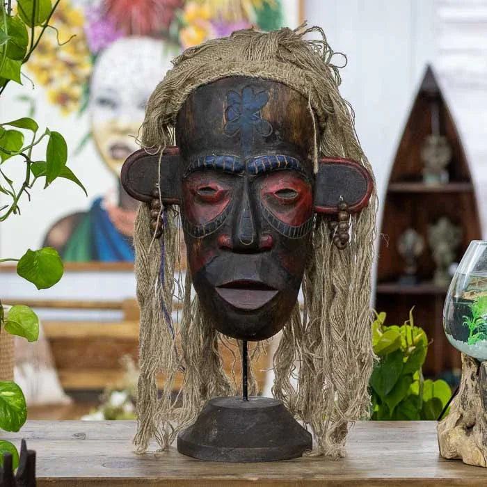 Máscara Asli artesanal de Bornéu feita à mão em madeira e fibras naturais, símbolo tribal autêntico usado em rituais de proteção e conexão espiritual.