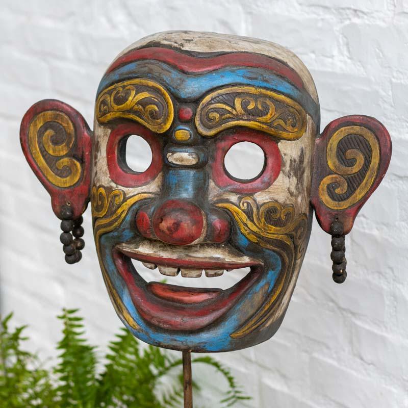Arte em madeira de Bornéu: máscara Kalimantan com base, o toque de exotismo final para sua composição de decoração.