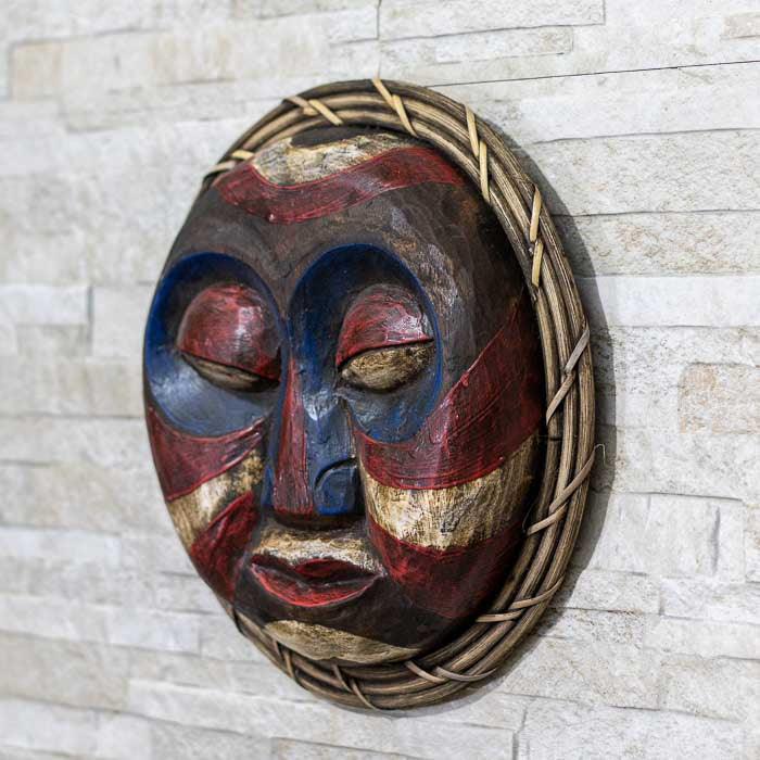 Arte tribal de parede produzida artesanalmente em madeira natural