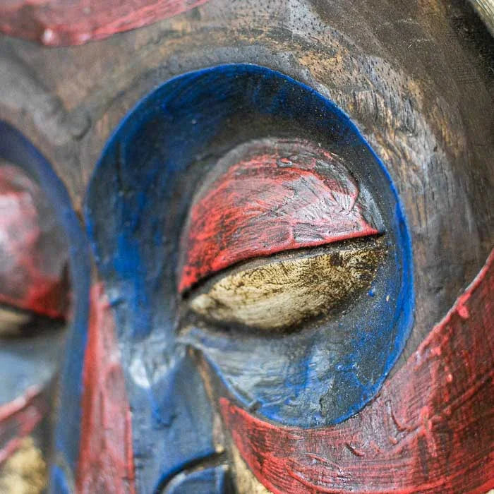 Máscara decorativa balinesa com entalhes culturais da ilha de Borneo