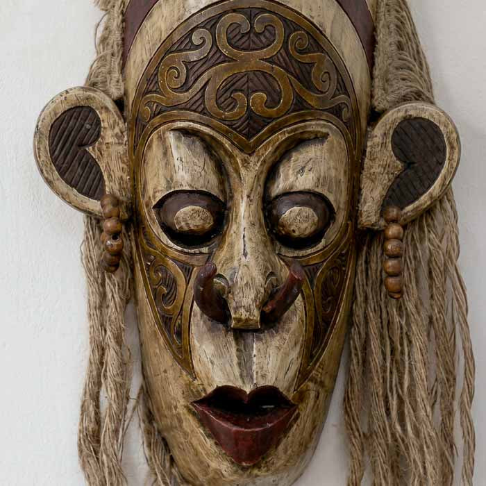 Escultura balinesa de parede étnica tribal feita à mão em Bornéu.