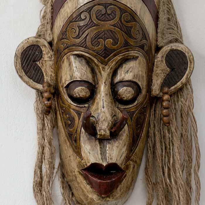 Escultura balinesa de parede étnica tribal feita à mão em Bornéu.