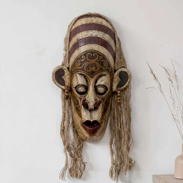 Máscara tribal decorativa em madeira albizia de Bornéu, na Indonésia.