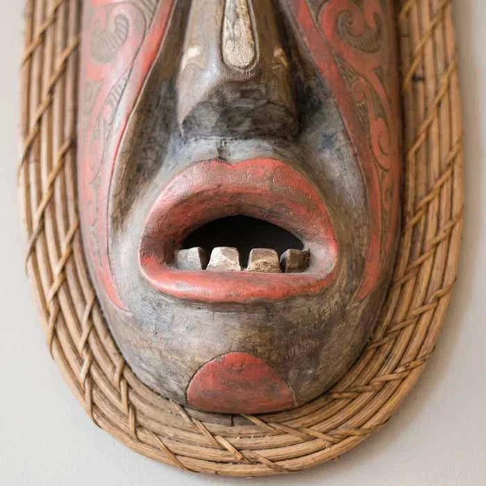 Máscara étnica tribal da ilha de Bornéu feita a mão por artesãos locais.