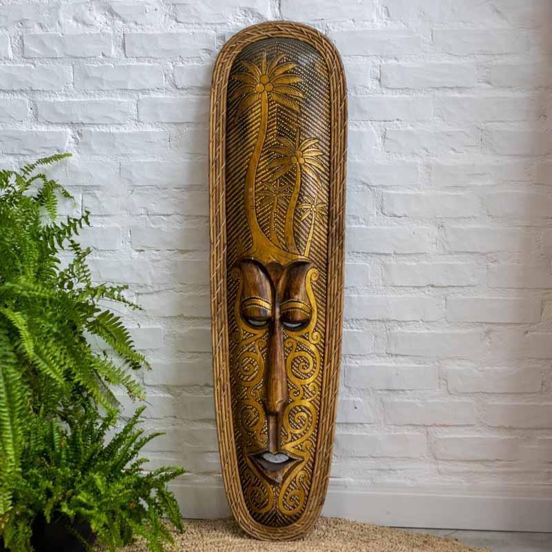 Máscara de parede imponente com 105cm de altura, combinando madeira entalhada e bordas de rattan para decoração étnica.