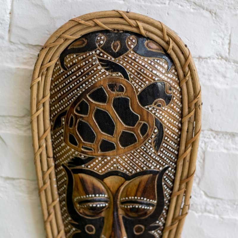 Máscara decorativa Borneo em madeira e rattan com entalhes tribais.